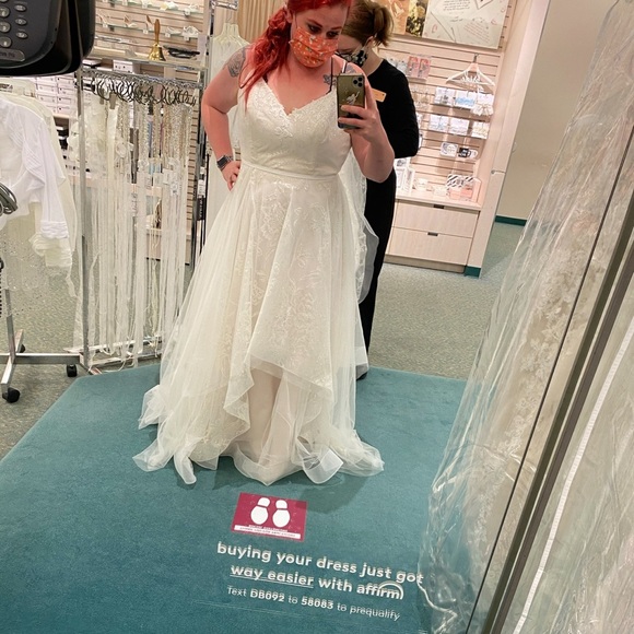 Elegant Ivory Lace Wedding Dress - Picture 1 of 4